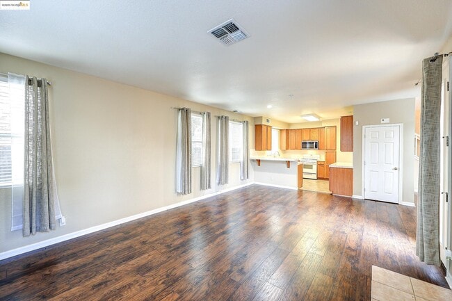 Building Photo - 220 Whispering Oaks Ct