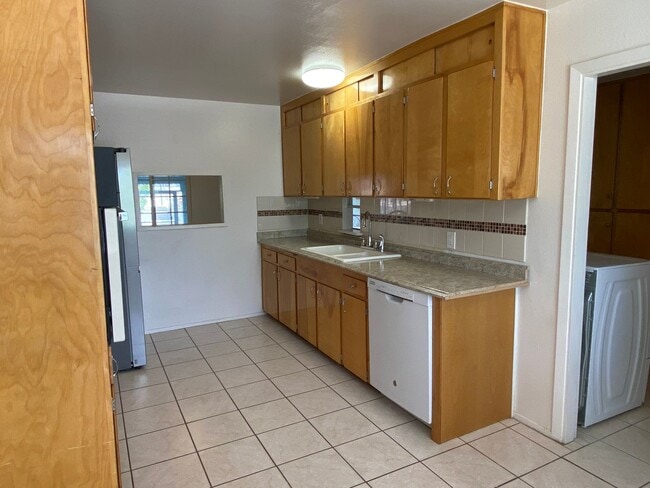Building Photo - 1612 Princeton Dr SE