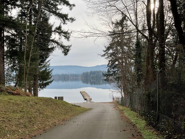 Building Photo - Beautiful 3 Bedroom 2 Bath Home at Lawrence Lake!