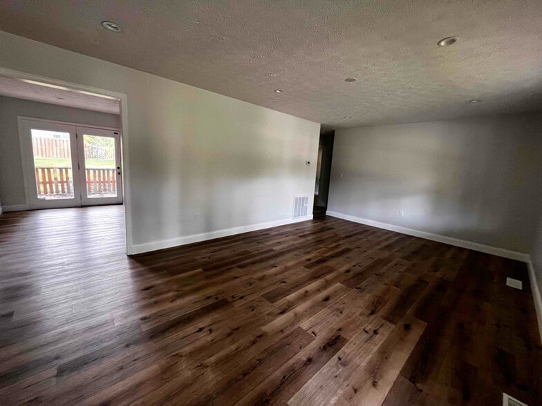 Building Photo - 208 Mount David Dr