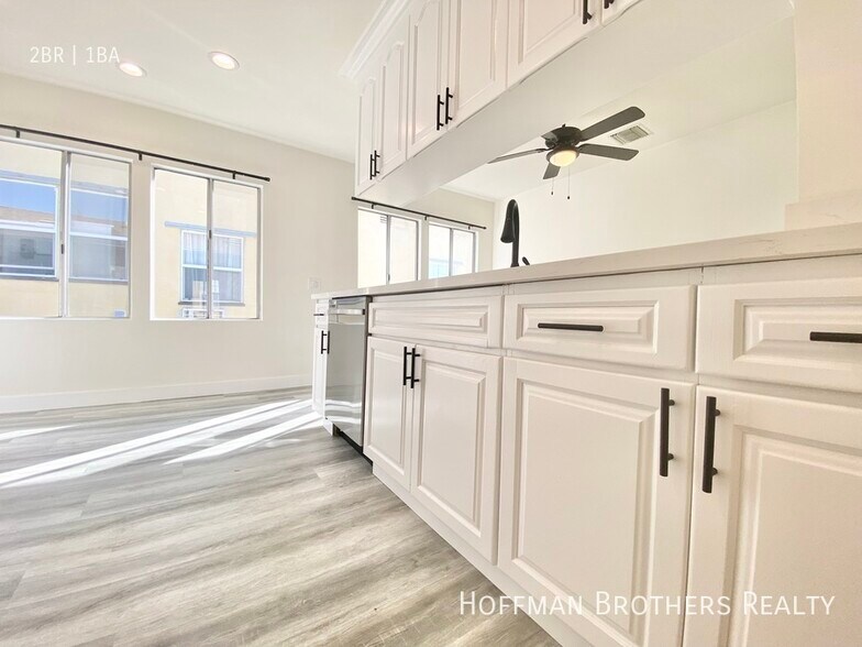 Building Photo - 441 1/2  N Hayworth Ave -A