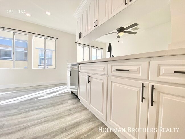 Building Photo - 441 1/2  N Hayworth Ave