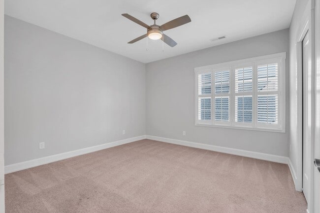 Building Photo - Stunning 5BE/4.5BA in the heart of Green H...