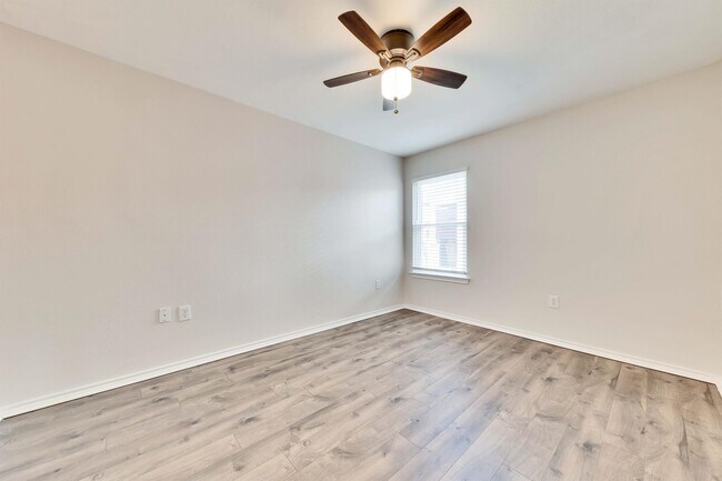 Building Photo - 5609 Silver Screen Dr