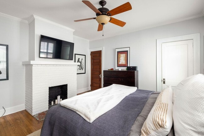 Building Photo - Beautifully Updated 2/2 w/ Great Backyard ...