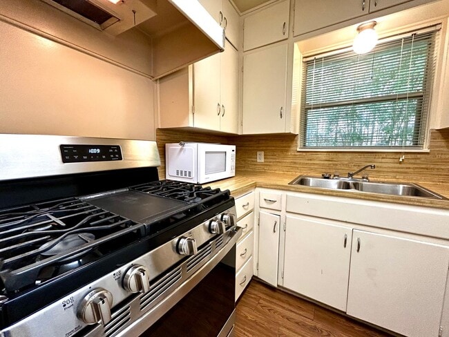 Building Photo - 607 Bellevue Pl