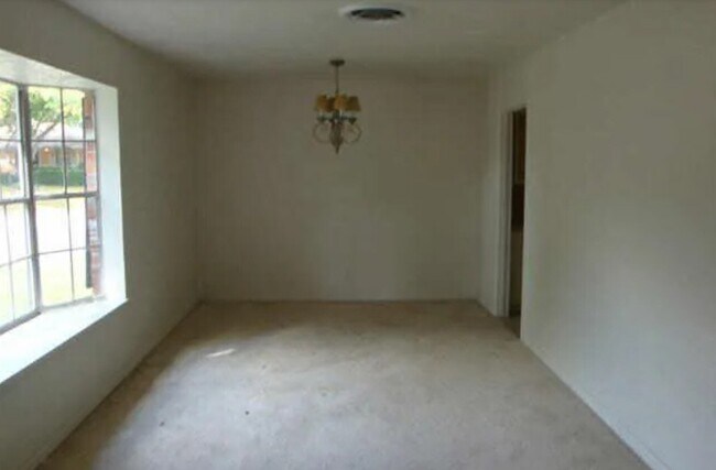 Building Photo - 3802 Savannah Dr