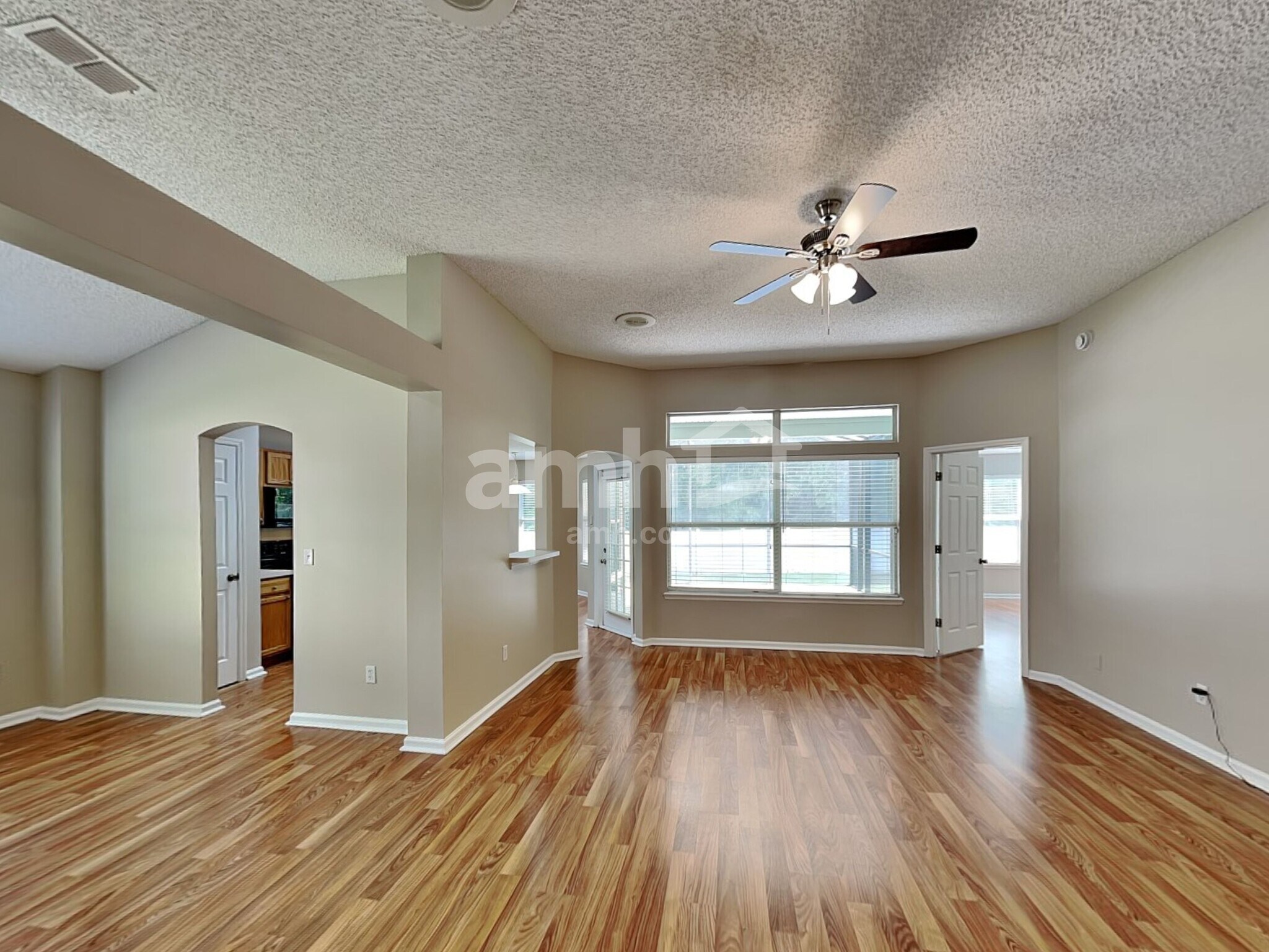 Building Photo - 220 Southlake Dr