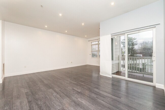 Building Photo - 614 Pond St