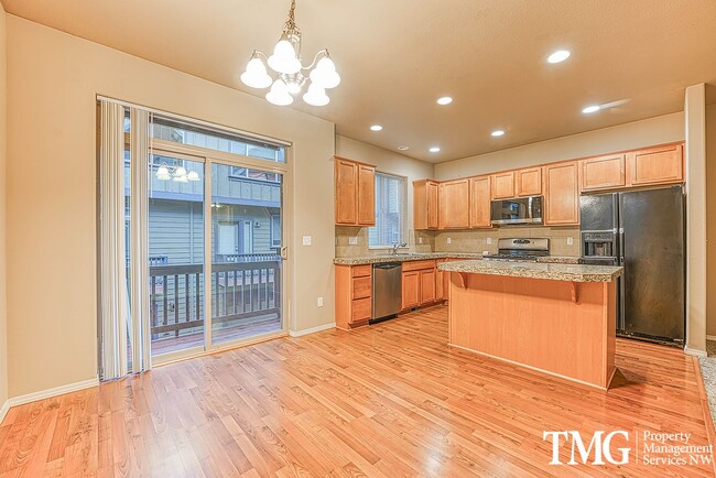 Building Photo - Gorgeous Four Bedroom Townhome in Hillsboro!