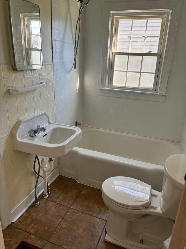 Building Photo - 114 S Center St