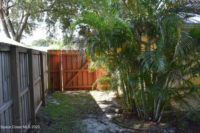 Building Photo - 890 Spirea Dr
