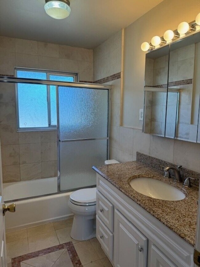 Building Photo - Located in Marina Gardens, great location!...