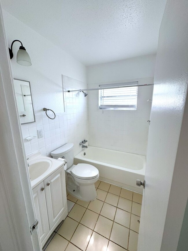 Building Photo - For Rent Beautiful 4-Bedroom Home with Bon...