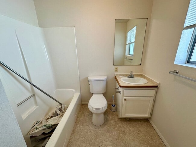 Building Photo - 2 Bedroom 2 Bathroom 2 Story House Walking...
