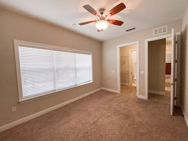 Building Photo - The Palms #102