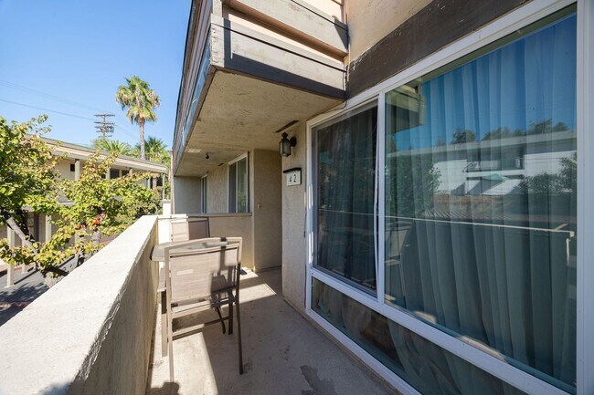 Building Photo - Beautifully Updated 2 Bedroom Condo with Optional Furniture!