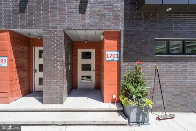Building Photo - 1701 Bainbridge St