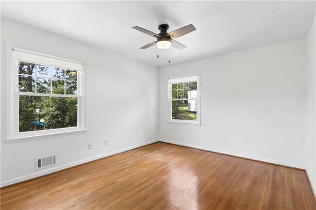 Building Photo - 800 Glenairy Dr NE