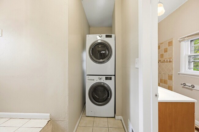 Building Photo - $4,720.95 with $300 off the first month's rent, 5 Beds - 5 Bath, Single Family Home in Denver wit...