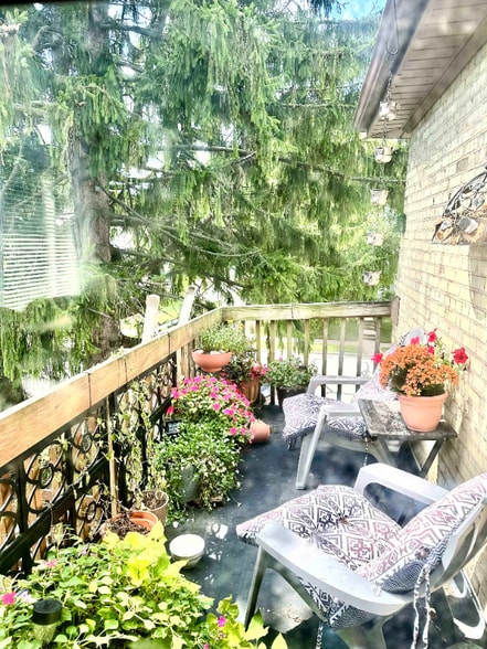 Building Photo - 229 W Van Buren St