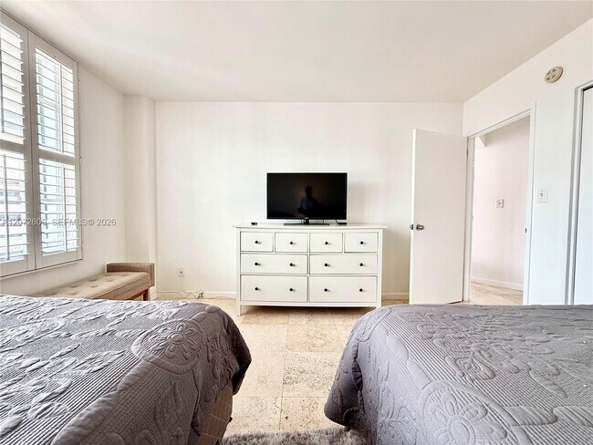 Building Photo - 5161 Collins Ave