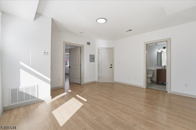 Building Photo - 260 S 10th St