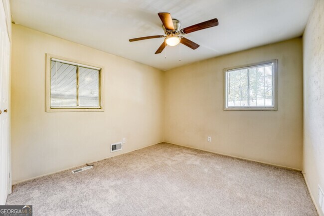 Building Photo - 1340 Pineglen Dr