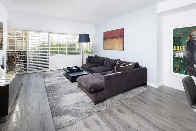 Building Photo - 7135 Hollywood Blvd