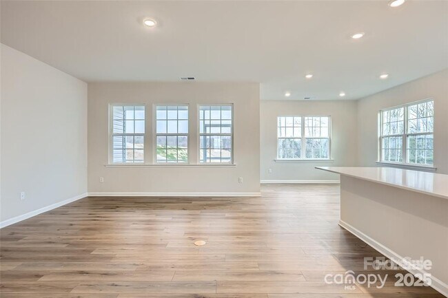 Building Photo - 6406 Fairfax Ct