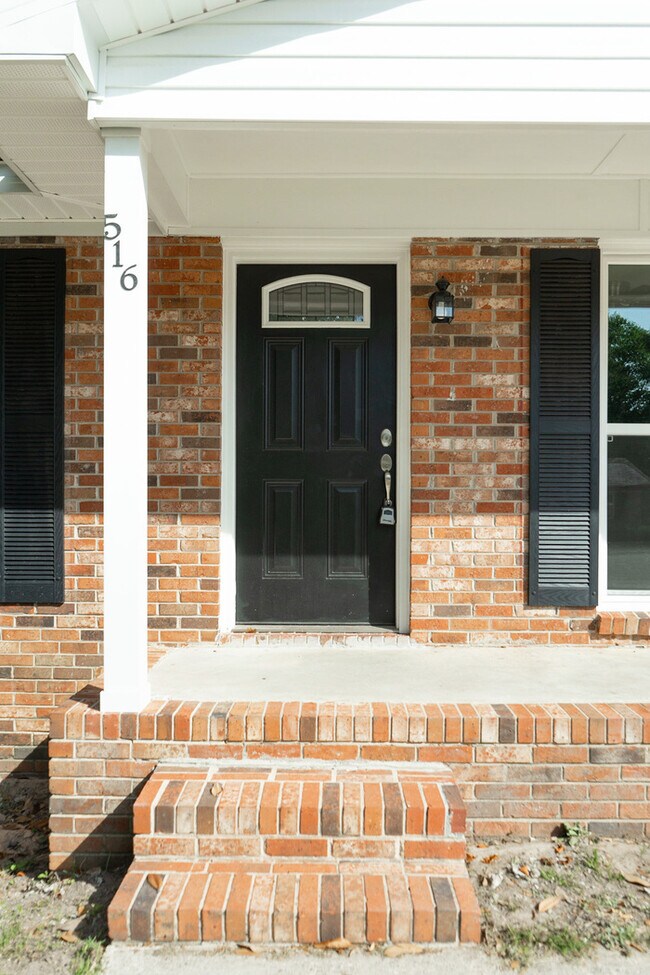 Building Photo - 516 Lucy Ave