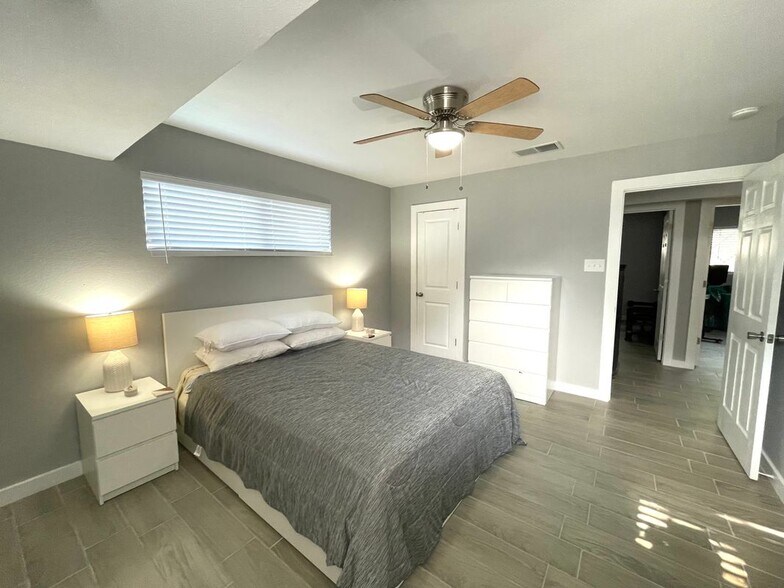 Building Photo - 709 Blue Grass Dr
