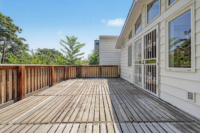 Building Photo - "Charming 3-Bed Townhouse in Denver's Heart – Spacious 1350 Sq Ft Living!"