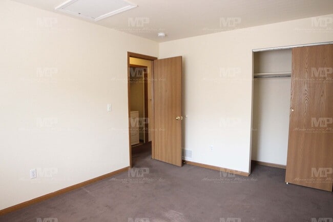 Building Photo - 520 S Howes St