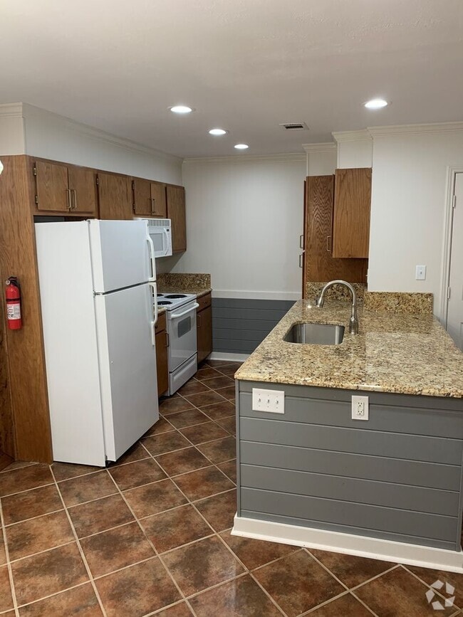 Building Photo - 2 Bedroom / 2 Bath Condo- ALL UTILITIES IN...