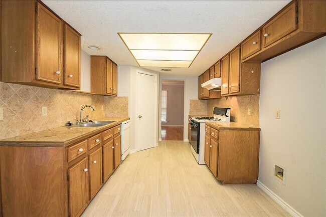 Building Photo - 3302 Gallop Cove