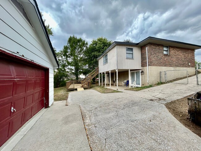 Building Photo - Newly Remodeled 4-Bedroom, 3-Bath with Fin...