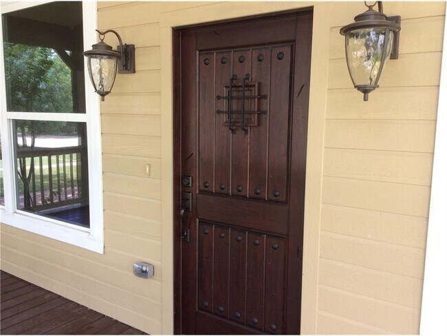 Building Photo - AVAILABLE NOW 4 BEDROOM 2.5 BATH HOME IN A...