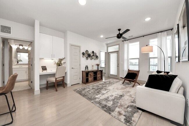Building Photo - 4840 N Shepherd Dr