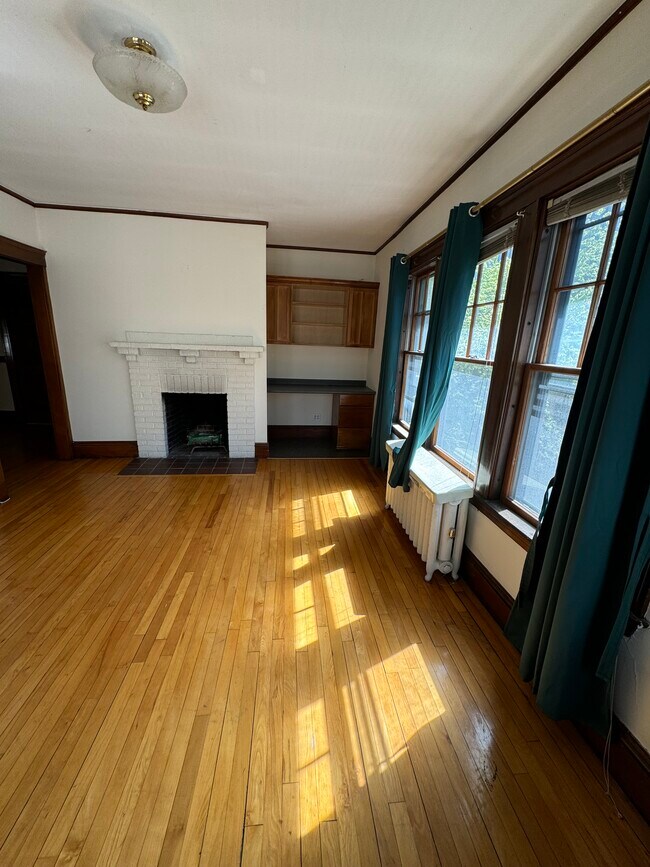 Building Photo - 17 Story St