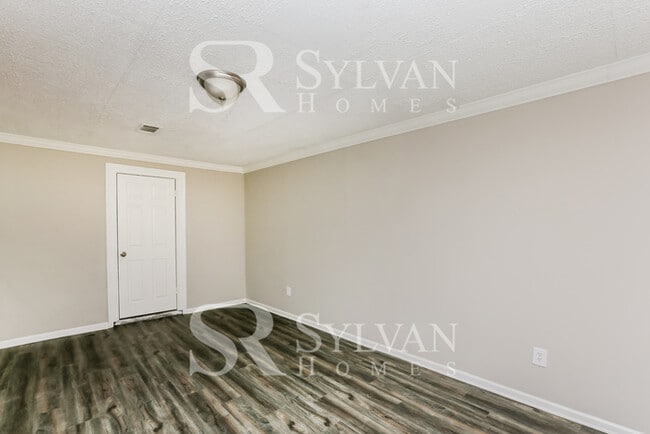Building Photo - The living is easy in this 3 bedroom, 2 ba...