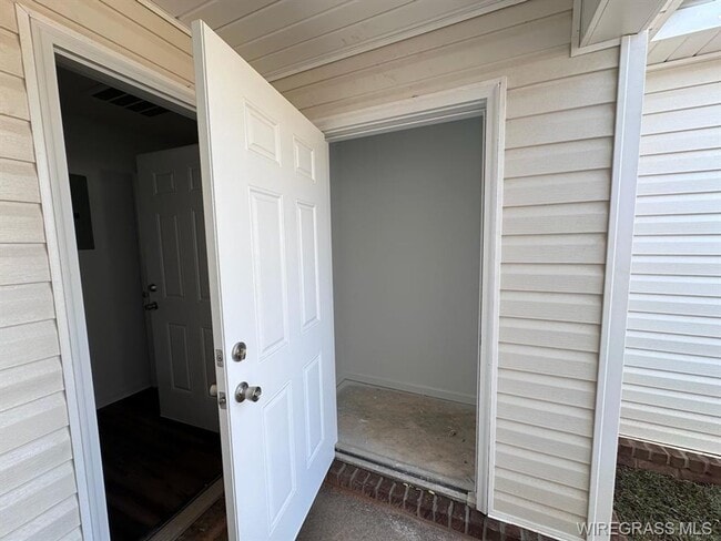 Building Photo - 214 Charleston Dr