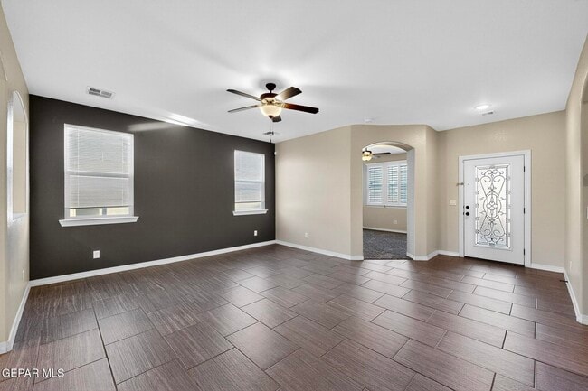 Building Photo - 220 S Manzanita Dr