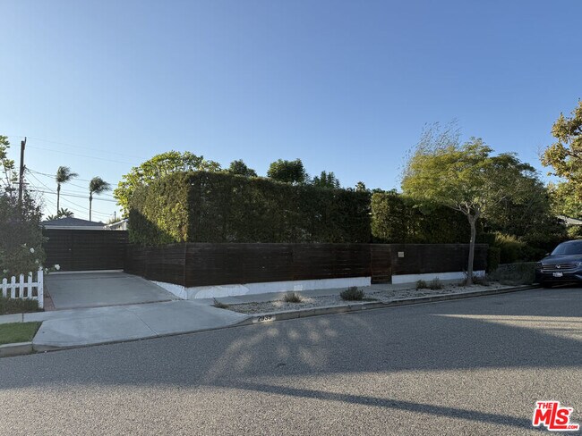 Building Photo - 2939 Oakhurst Ave