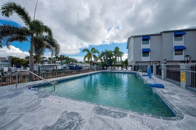 Building Photo - 745 Pinellas Bayway S