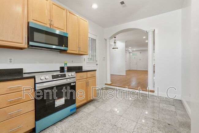 Building Photo - 902 13th St NE