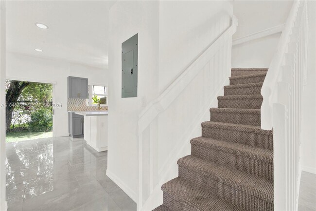 Building Photo - 1637 SE 30th St