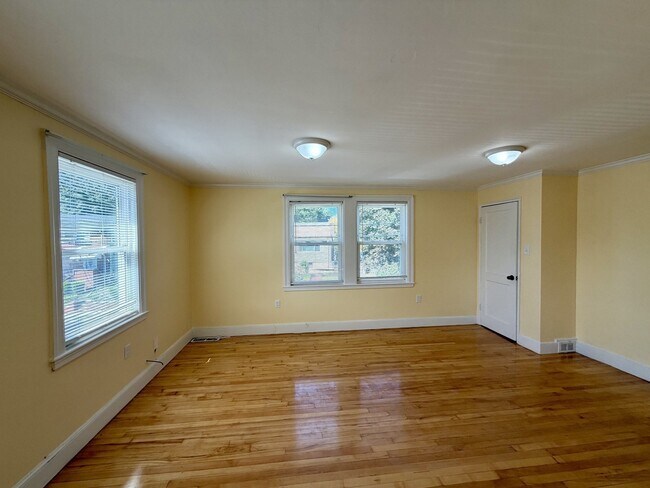 Building Photo - 19 Ridgeview Ave