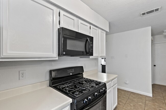 Building Photo - 2208 Lobo Dr