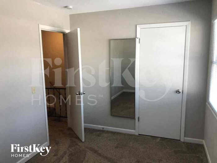 Building Photo - 824 Woodside Ln